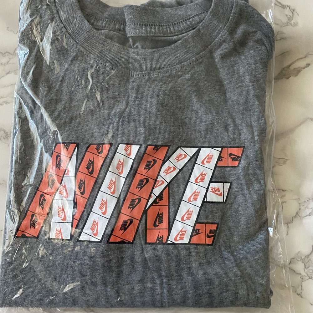 NWT NIKE Short Sleeve Tee/  Boy Large
